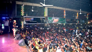 Wizkid throws money into crowd