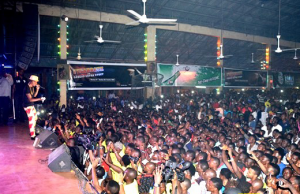 Wizkid throws money into crowd