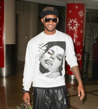 Usher is all smiles at LAX